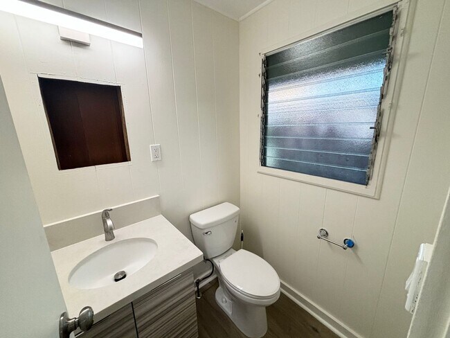 Building Photo - Newly Updated Gorgeous 3 Bed, 1.5 Bath Single Family House in Pearl City Available Now!