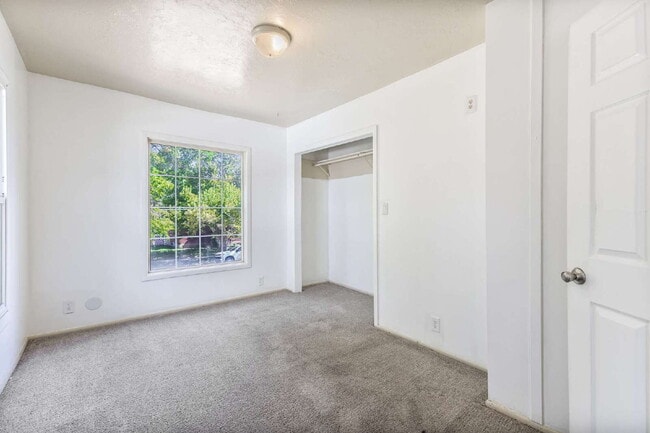 Building Photo - Cozy One bedroom in Great Ogden Location!