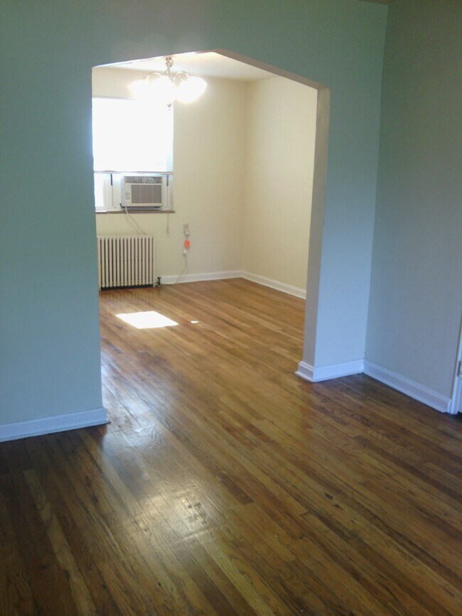 Building Photo - 5932 Belmont Ave