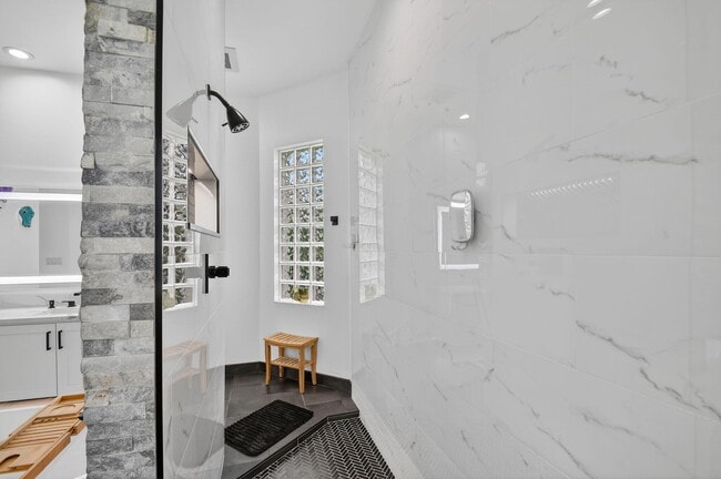 Building Photo - 10337 Trianon Pl