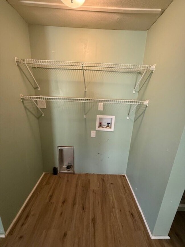 Building Photo - 3 Bedroom Spacious Home - Contact Property Pros