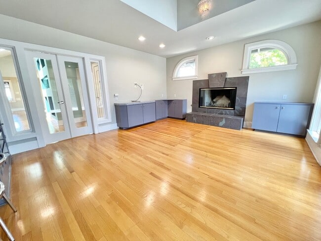 Building Photo - Pristine 3 Bedroom Craftsman House in Belm...