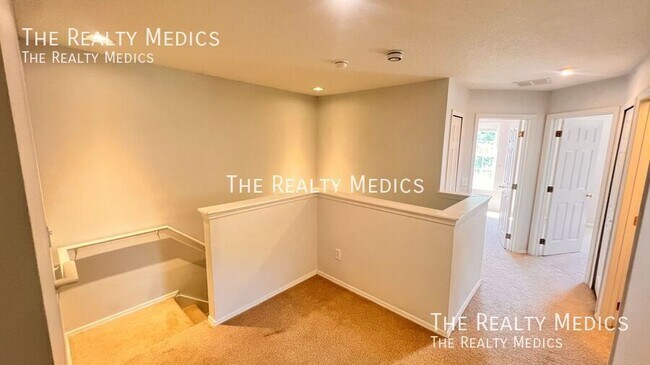 Building Photo - 612 Old Pine Ct