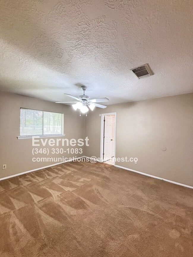 Building Photo - 3-Bedroom, 2-Bath Home in Prime Location /...