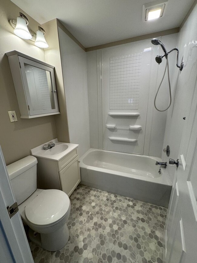 Building Photo - Two Bedroom One Bathroom Home in Machesney Park $1,395.00