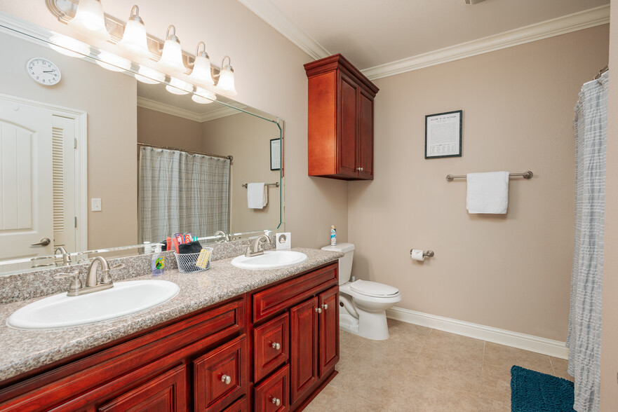 Master bath - 921 Muirfield Dr