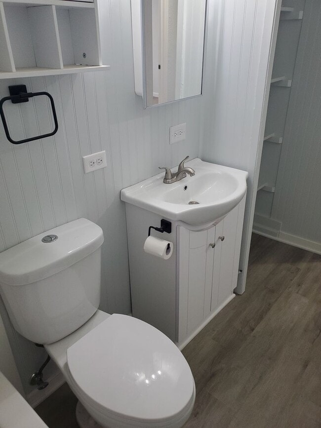 Building Photo - Great 3BR, 1BTH, 1 car att gar, ranch styl...