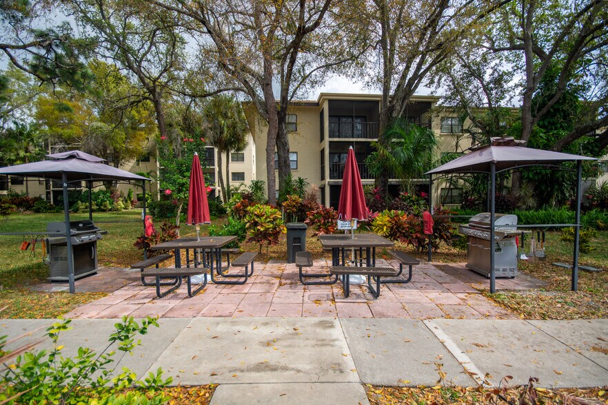 Recreation area - 305 30th Ave W