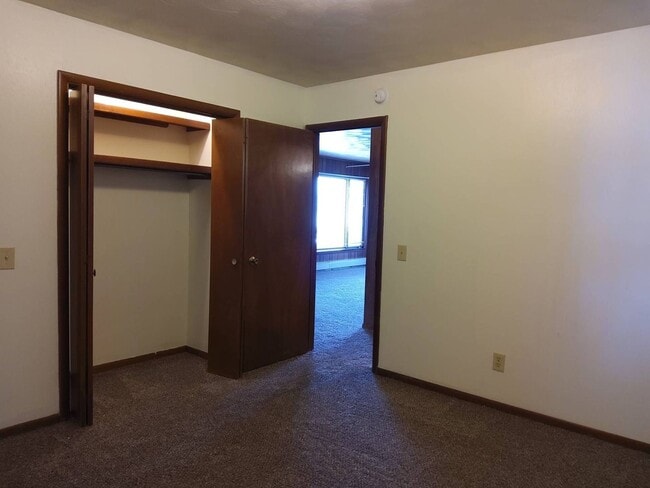Building Photo - 213 Crystal Vly Dr