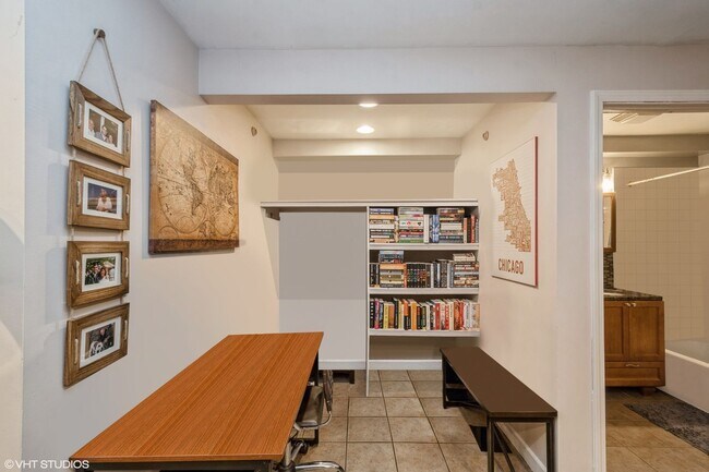 Building Photo - 2305 N Oakley Ave