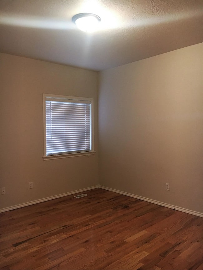 Building Photo - 725 W Ashby Dr