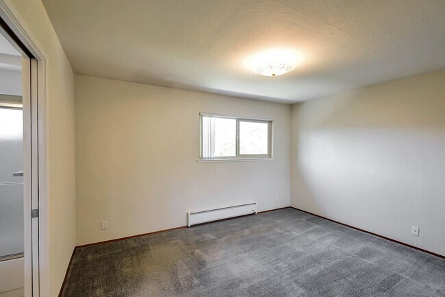 Building Photo - 2bed/2.5bath Townhouse with Updated Kitchen!