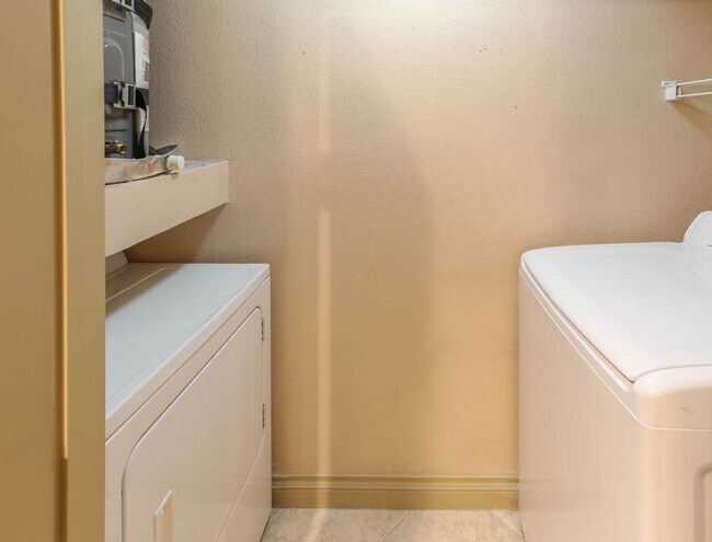 Building Photo - 2 Bed, 2 Bath 1st Floor Condo In West Las ...