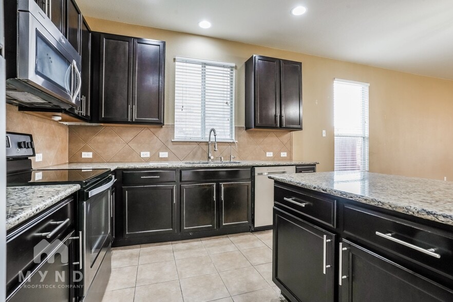 Building Photo - 300 Golden Butterfly Dr