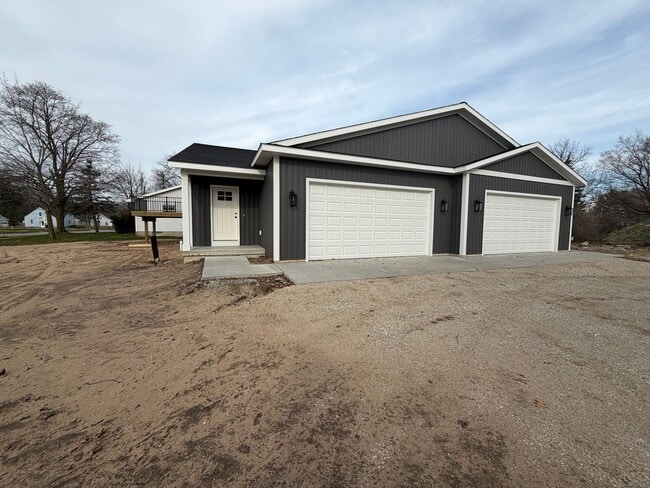Building Photo - Newly built 3 bedroom spacious home!
