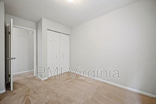 Building Photo - 3310 Scarborough Way