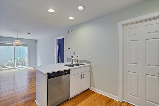 Building Photo - 405 River Pl