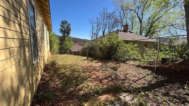 Building Photo - 825 Midland Ave