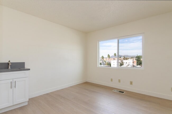 Building Photo - 321 S Berendo St