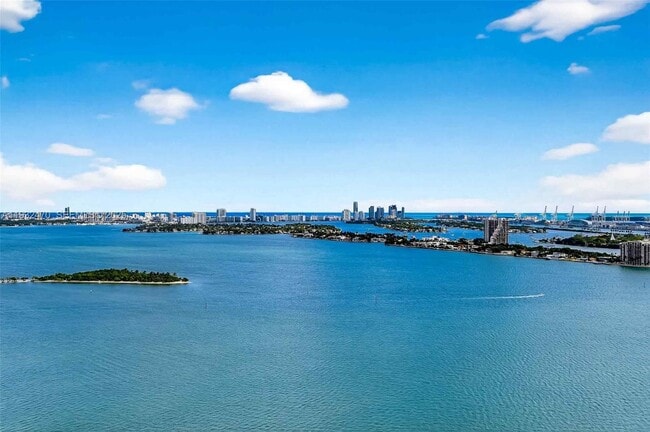 Building Photo - 700 NE 24th St