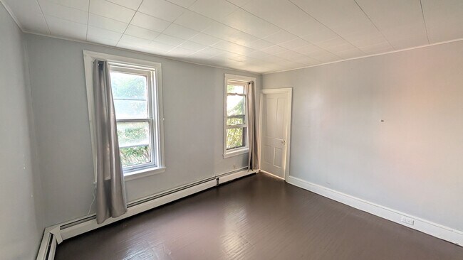 Building Photo - Spacious 3 BR on quiet Columbia street!