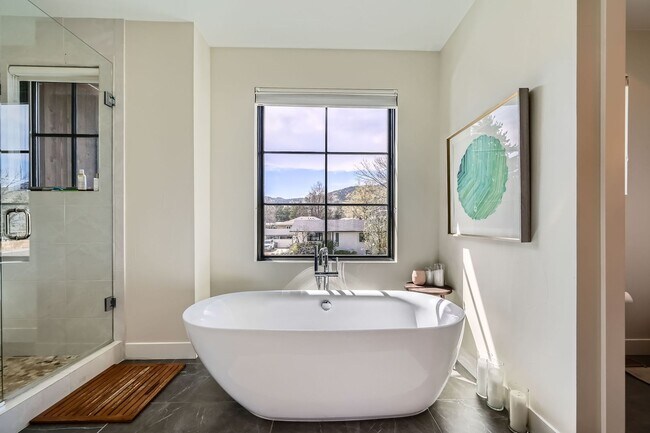 Building Photo - Refined Boulder Living - Furnished 5BDR Gem