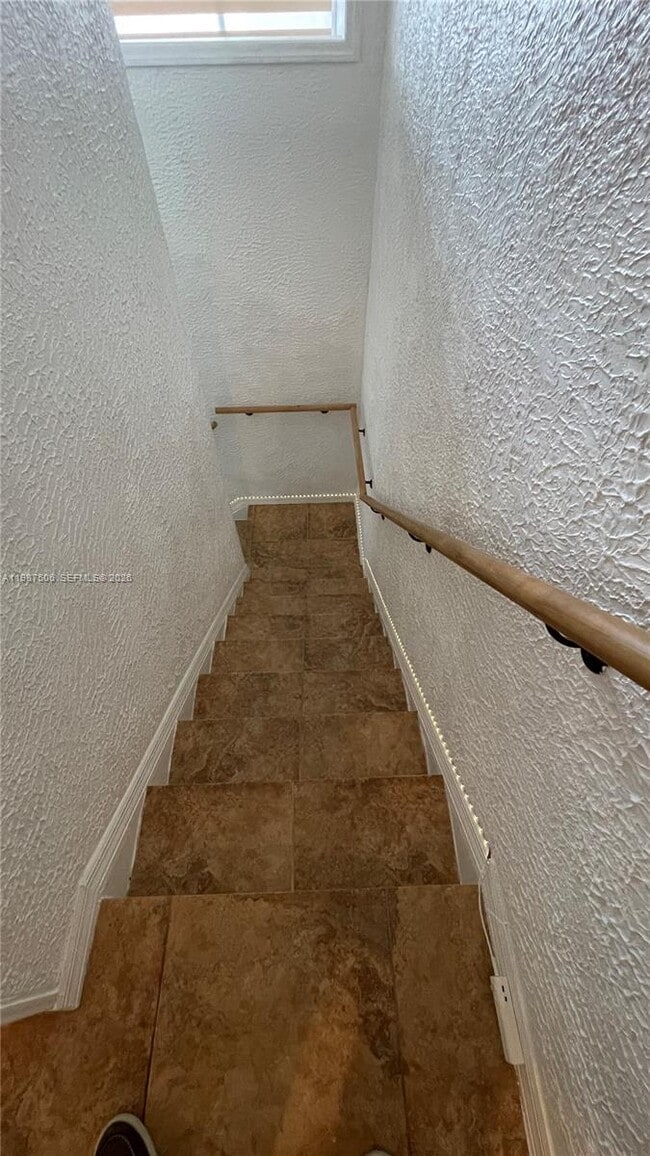 Building Photo - 9240 Fontainebleau Blvd