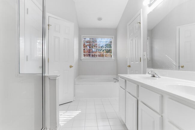 Building Photo - 1814 Dunrobin Dr SE