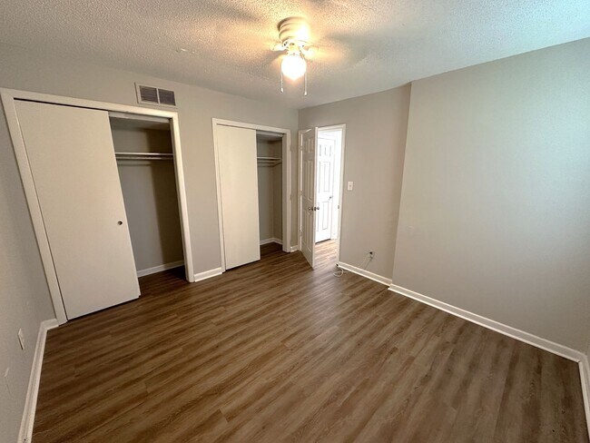 Building Photo - MODERN 2/1 TWN 2nd Story Unit w/ Washer/Dryer! Walk to Downtown! $1050/month Avail NOW!