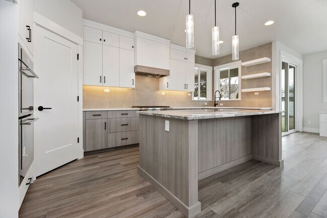 Building Photo - Luxury 5 Bed, 3 Bath home with over 3,000 sq. ft.