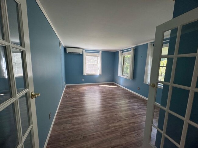 Building Photo - Beautiful 3 Bedroom Brunswick House