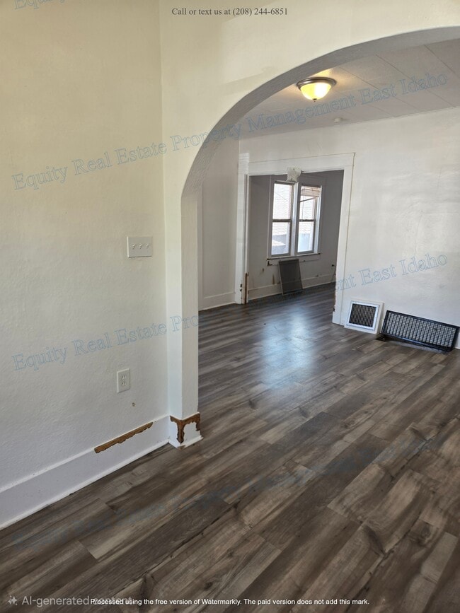 Building Photo - 921 W Clark St