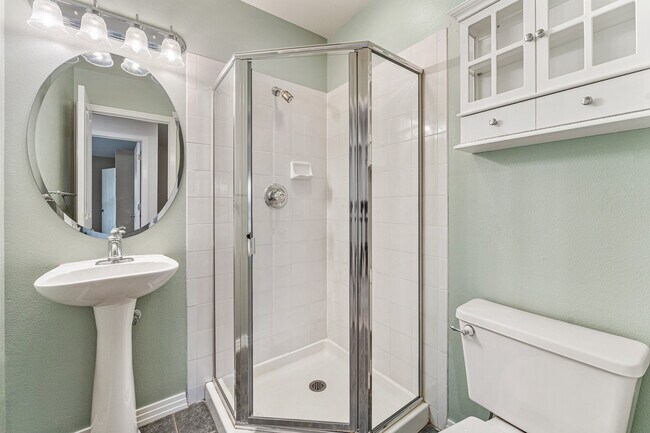 Secondary 3/4 Bathroom - 4584 E Kentucky Cir