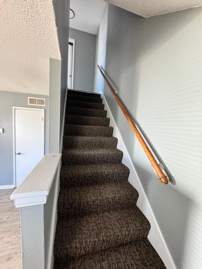 Building Photo - Section 8 Welcome 2 bed 1 bath duplex