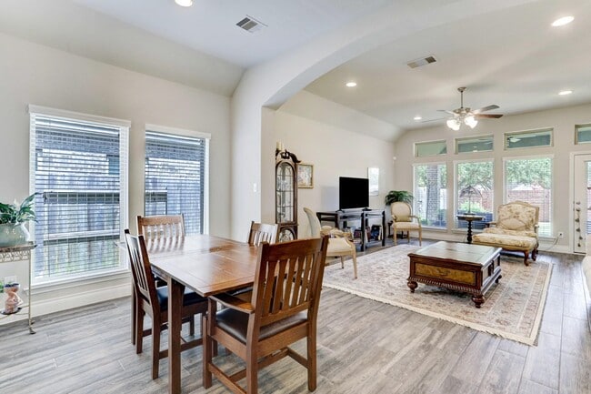 Building Photo - 8126 Silverspot Ln
