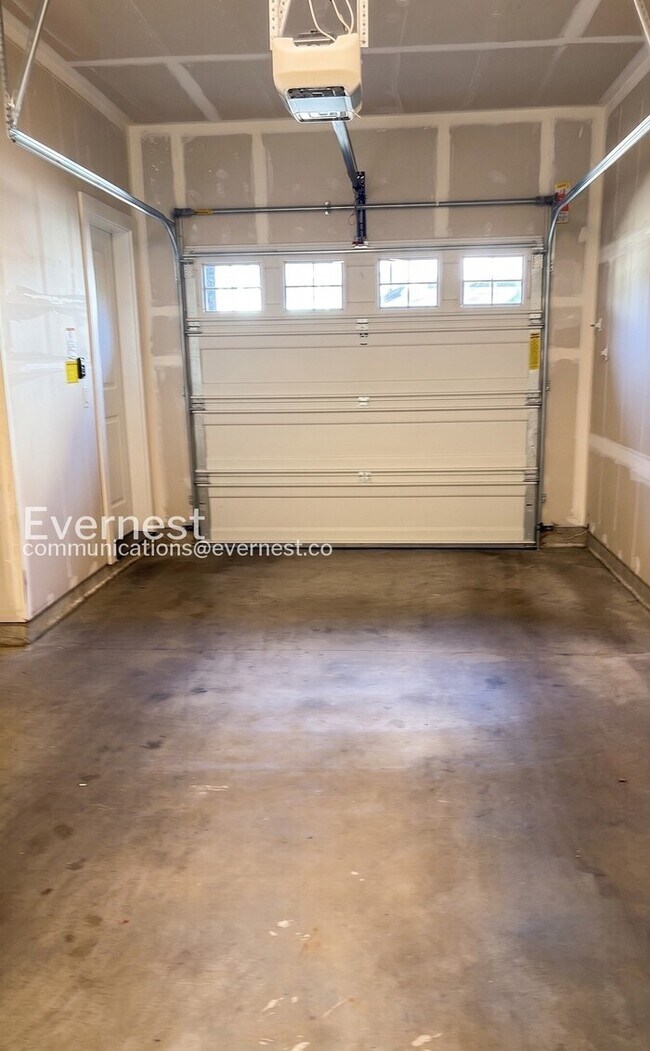 Building Photo - 2-Bed/2.5-Bath Townhome/Voucher Accepted