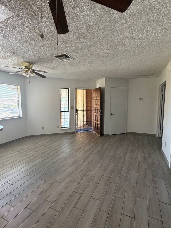 Building Photo - 4809 Hahn Ave
