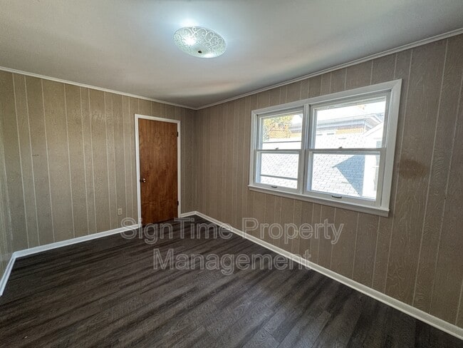 Building Photo - 10 N Main St