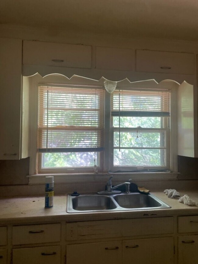 Building Photo - Three Bedroom One bathroom home for Rent