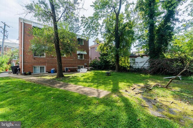 Building Photo - 728 N Wakefield St