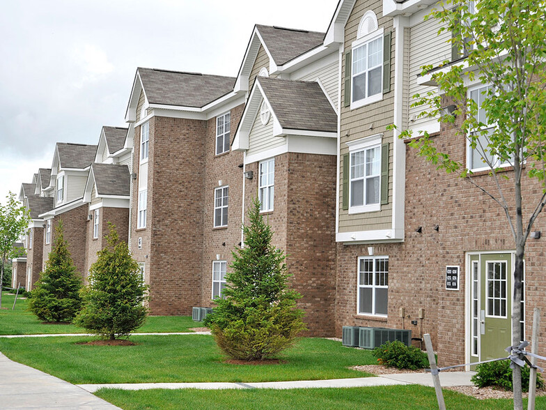 Apartment Exterior - Towne Lakes Apartments