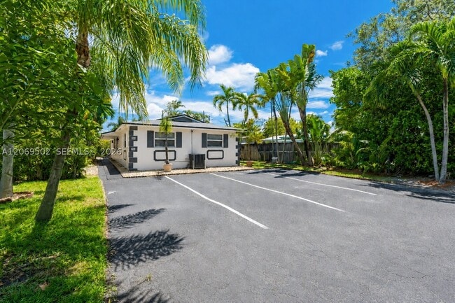 Building Photo - 850 SW 12th Pl