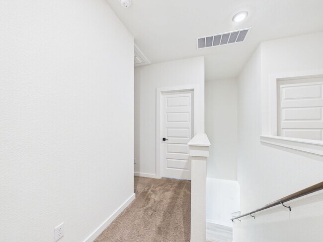 Building Photo - Great Townhouse with private yard