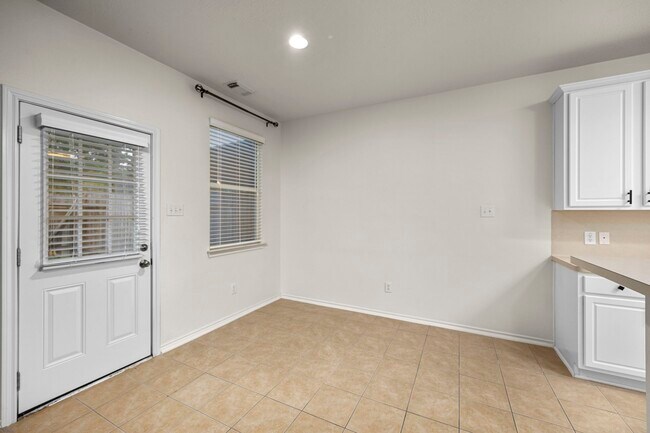 Building Photo - 12475 Saratoga Woods Ln