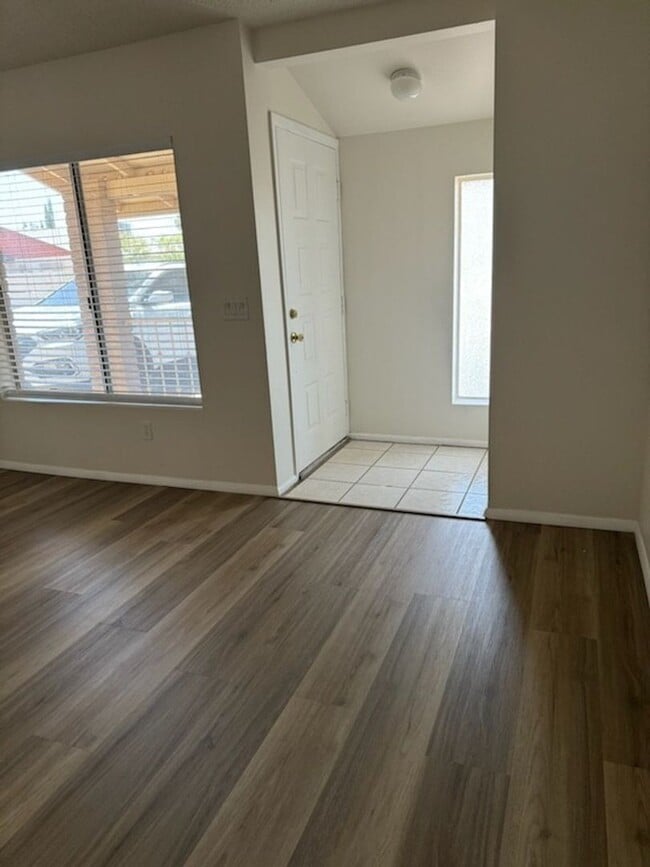 Building Photo - Awesome 2 bdrm house on corner lot in Nort...