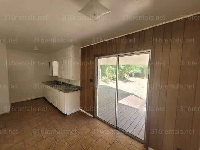 Building Photo - $1,050 - 3 bedroom/ 1 bathroom - Single Family Home