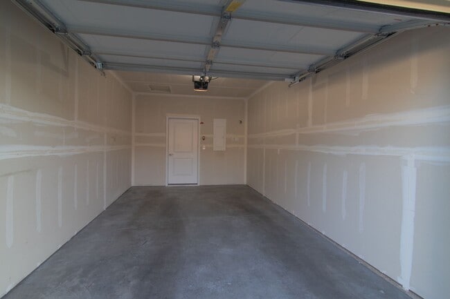 Building Photo - 2 Bed 2 Bath Single level home in Gated pr...