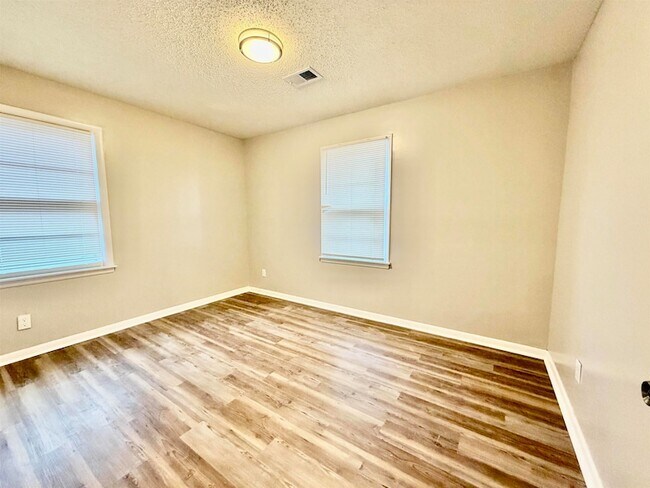 Building Photo - 3345 Charlotte Rd