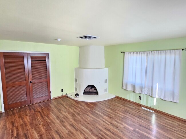 Den - 2nd Living Area - 10912 Woodland Ave NE