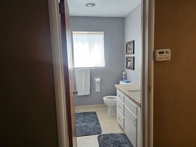 Building Photo - Cute partially furnished apartment with sm...